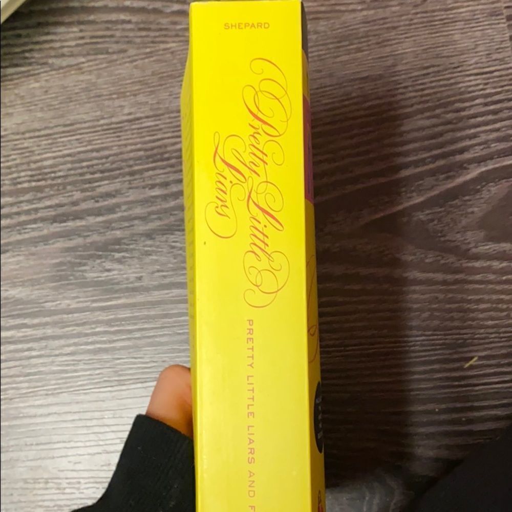 Pretty Little Liars by Sara Shepard - Picture 3 of 4